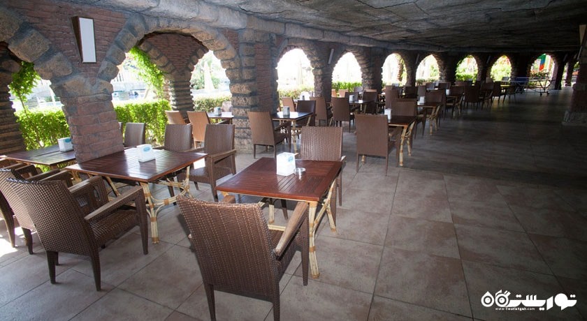 نمای بار آمفی هتل رویال هالیدی پلس